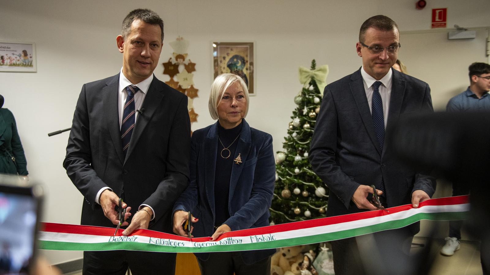 Fülöp Attila államtitkár, a fideszes Csöbör Katalin és Alakszai Zoltán főispán