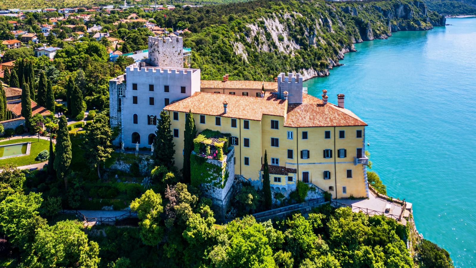 A Thurn und Taxis hercegek rezidenciája, a Trieszt melletti Duinói-kastély, ahol Rilke több hónapig időzött s ahol a Duinói elégiákat írta 