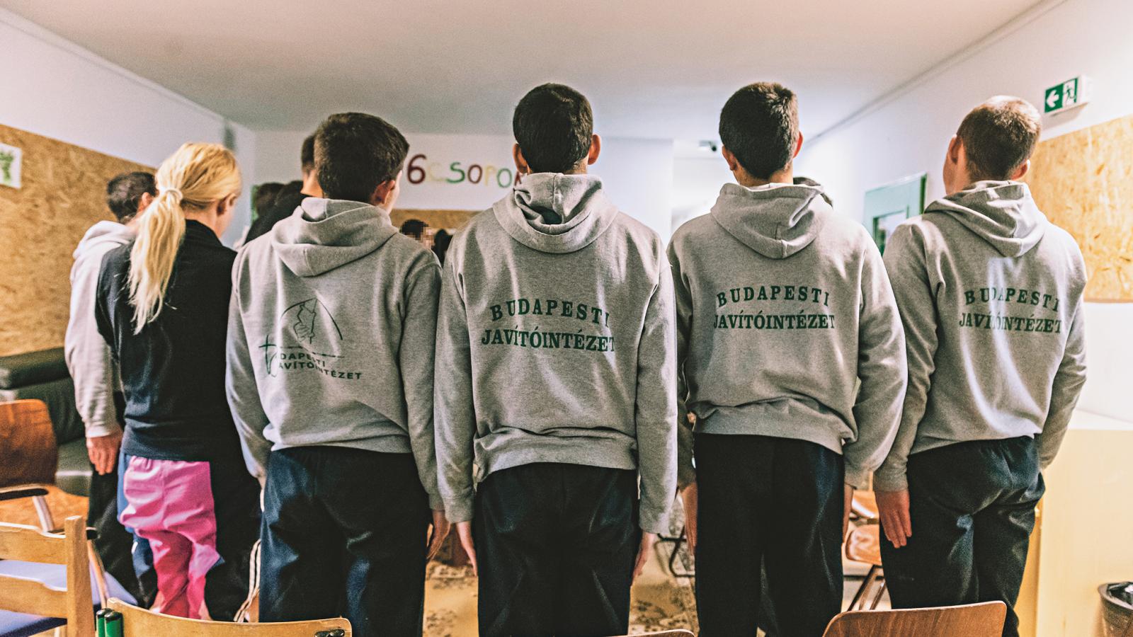 Vigyázzállás. A környezet steril, érzelmeknek nincs helye