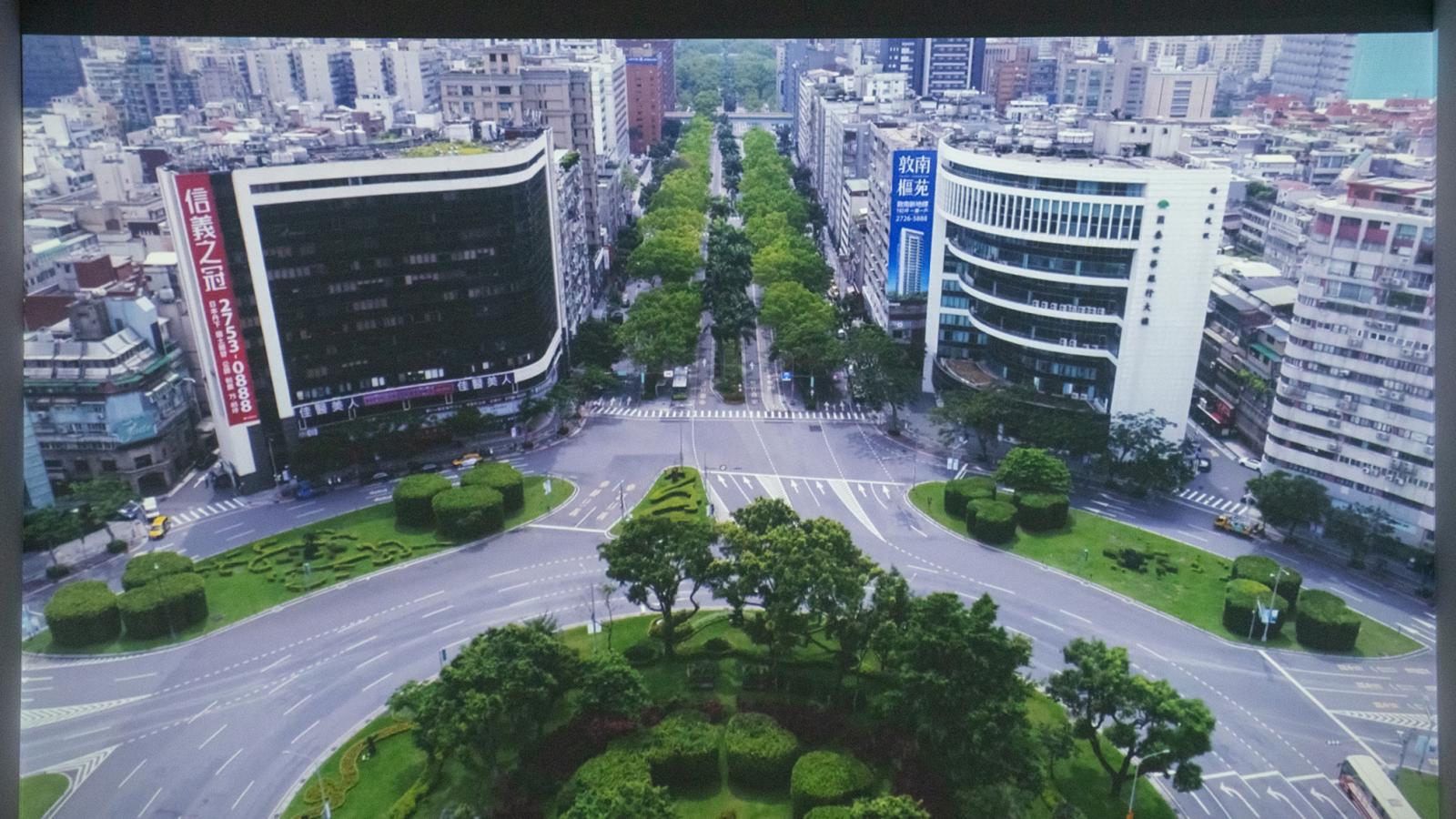 Yuan Goang- Ming 2018-as Napi hadgyakorlat című videóján a főváros, Tajpej kiürült tereit látjuk