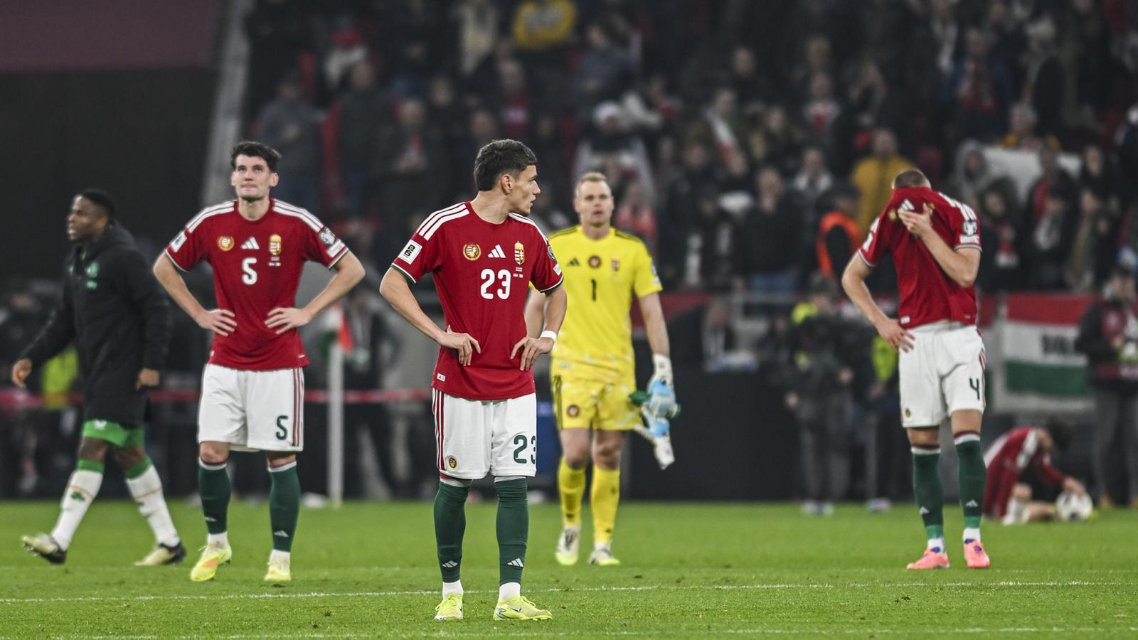 Magyar válogatott játékosok az írek ellen elveszített vb-selejtező után. 1986 óta nem szerepelt vb-n a magyar együttes