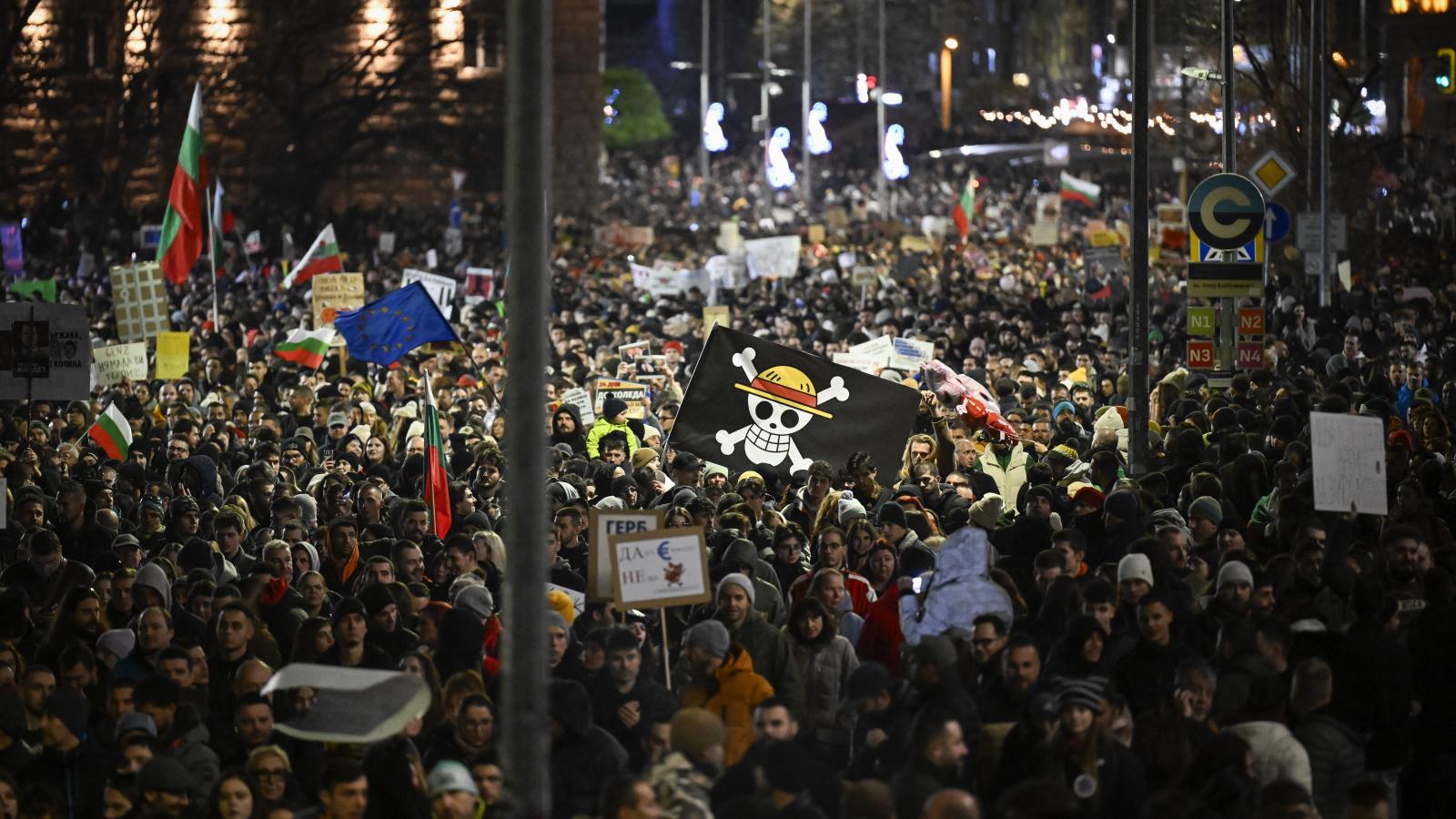 Hatalmas, több tízezres tömeg tüntetett december elején a korrupció és a kormány ellen a fővárosban, Szófiában