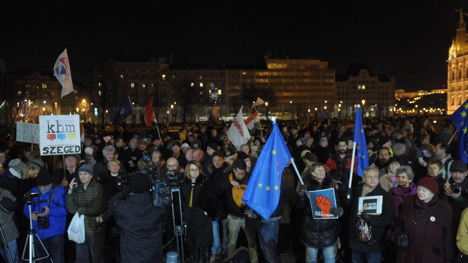 Ezúttal kevesebben vettek részt a Parlament előtti tüntetésen, mint az elmúlt hónapok demonstrációin FOTÓ: TÓTH GERGŐ