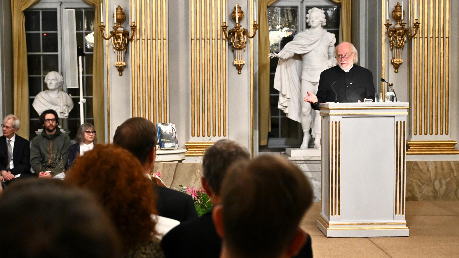 „Utad az evolúcióban lélegzetelállító, csak sajnos: megismételhetetlen” −
Krasznahorkai László vasárnap mondta el Nobel-beszédét, amelyet a Magvető Kiadó jelentet meg