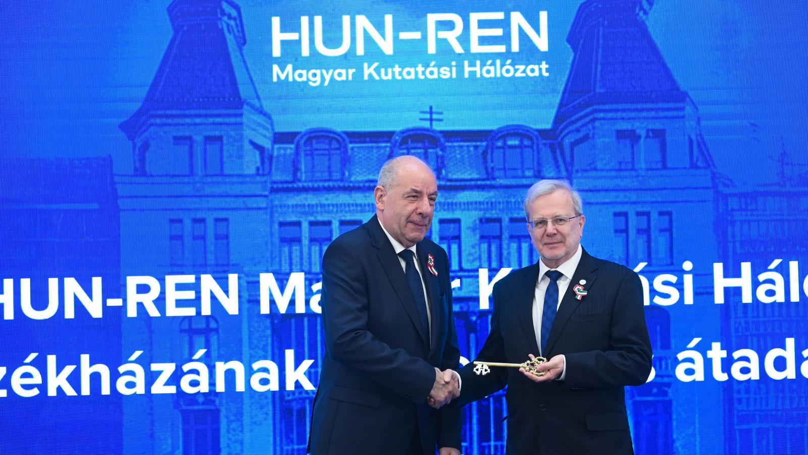 Sulyok Tamás köztársasági elnök jelképesen átadja a HUN-REN Magyar Kutatási Hálózat új székházának kulcsát Gulyás Balázs HUN-REN-elnöknek március 14-én 