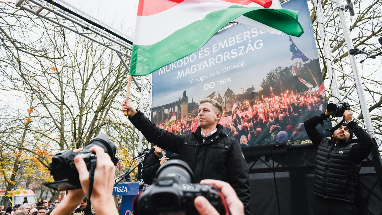 Magyar Péter, a Tisza Párt elnöke magyar zászlóval. Kecskeméten, kint;