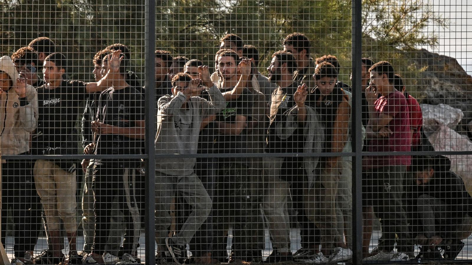 Menedékkérők várakoznak a partraszállás után Görögországban