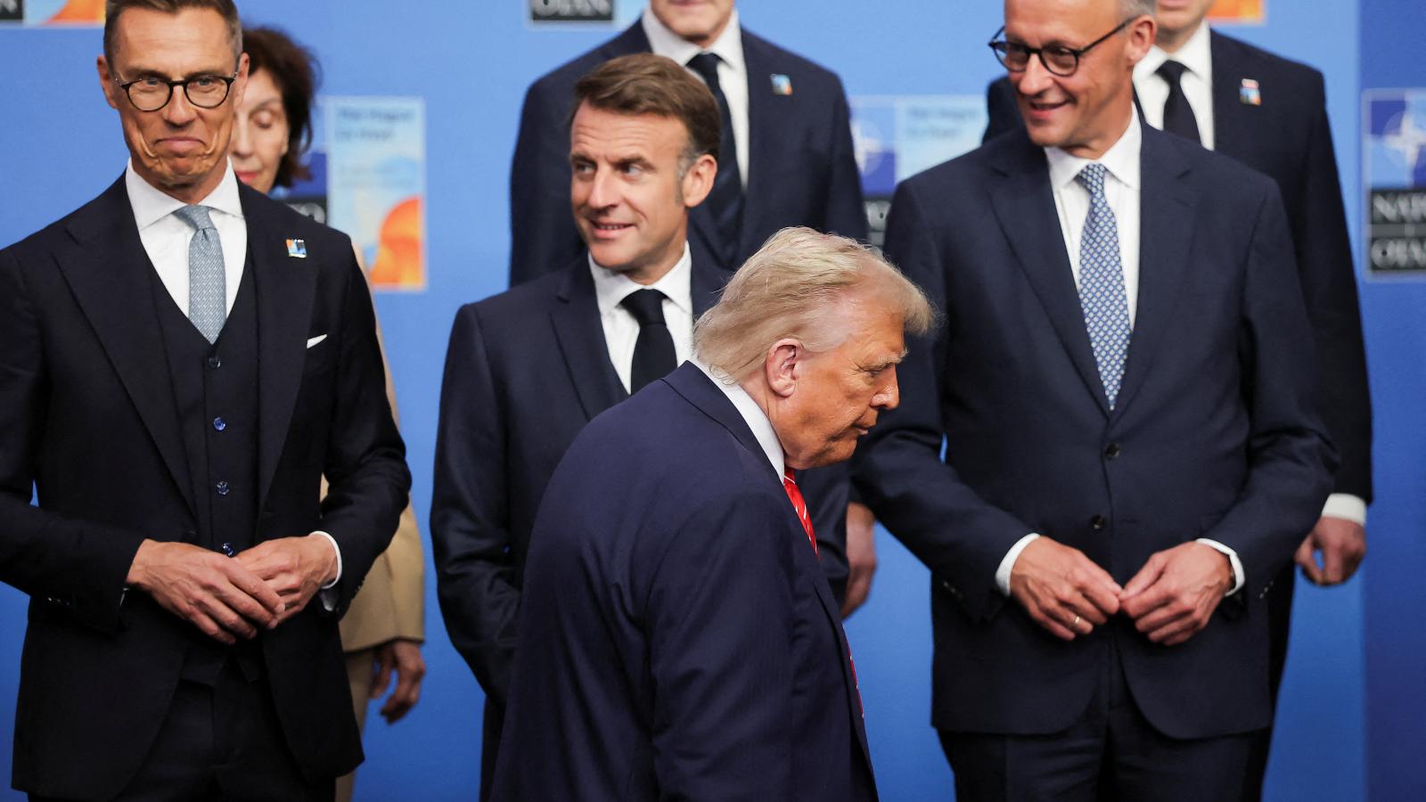 Jól leírja a kép az EU vezetői és Donald Trump viszonyát. Az amerikai elnök mellett Alexander Stubb finn elnök, továbbá Macron és Merz áll
