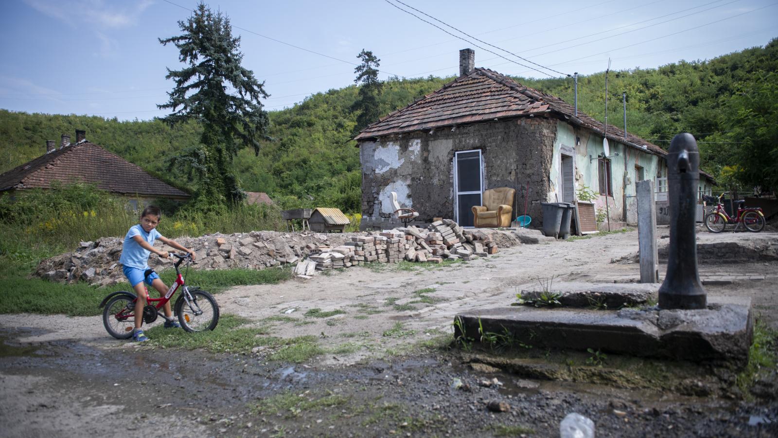 A Habitat for Humanity 2024-es jelentése szerint hazánkban több mint 2,5 millió ember él lakhatási szegénységben, ami kb. 1 millió háztartást jelent