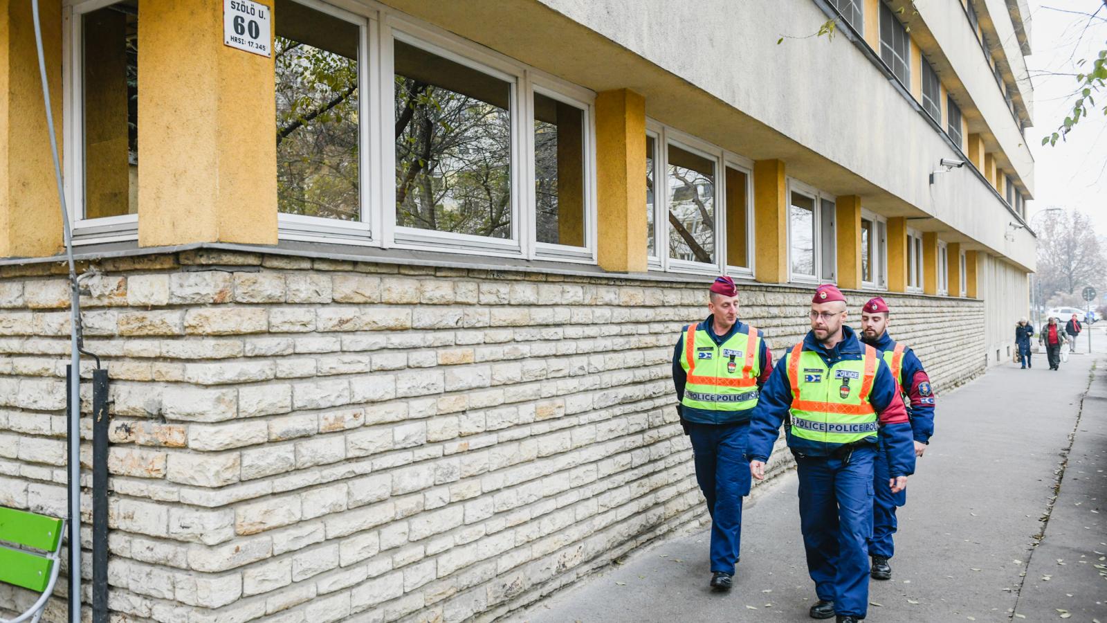 Rendőrök a Szőlő utcai javítóintézet előtt.
