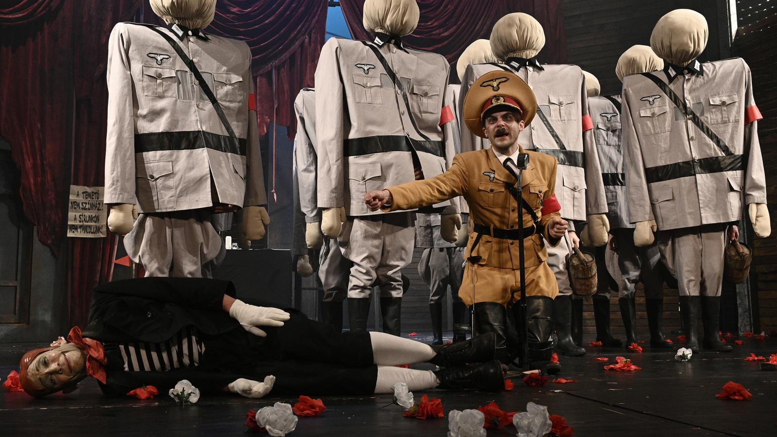 Béres Attila rendezése mintha összegzés lenne. Az elmúlt miskolci évek sikereinek és küzdelmeinek esszenciája. Letisztult, finomkodásmentes, olykor kegyetlen látlelet morálról, tisztességről, a művészetbe, a színházba vetett kipusztíthatatlan hitről, ami 