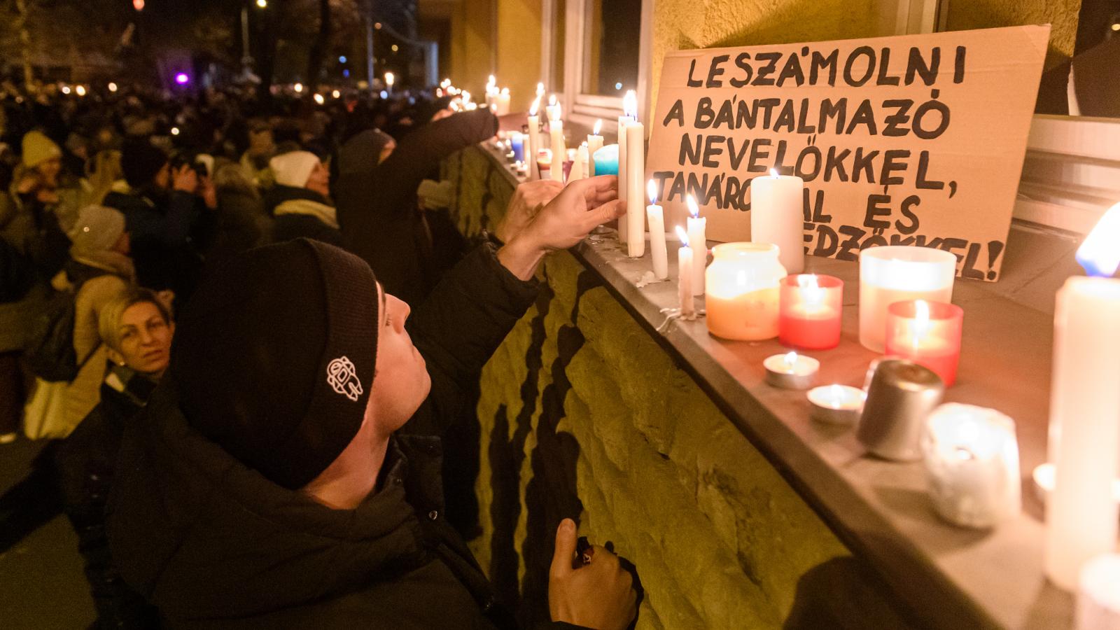 Demonstráció  a Szőlő utcai javítóintézet előtt 2025. december 14-én 