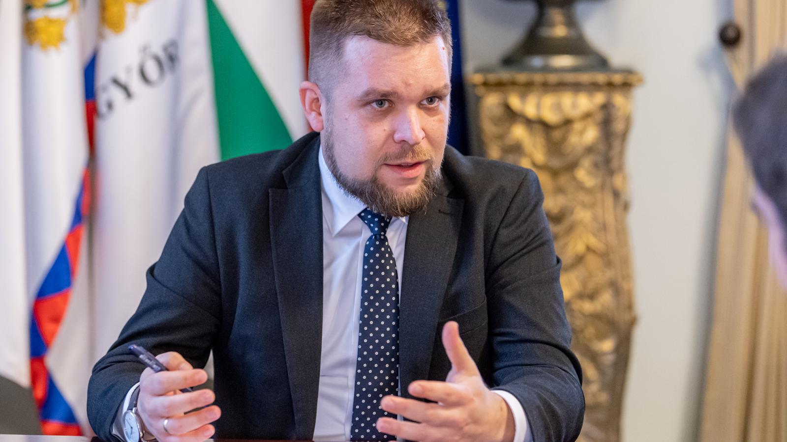 Pintér Bence szerint a fideszes Dézsi Csaba András csapnivaló polgármestere volt a városnak