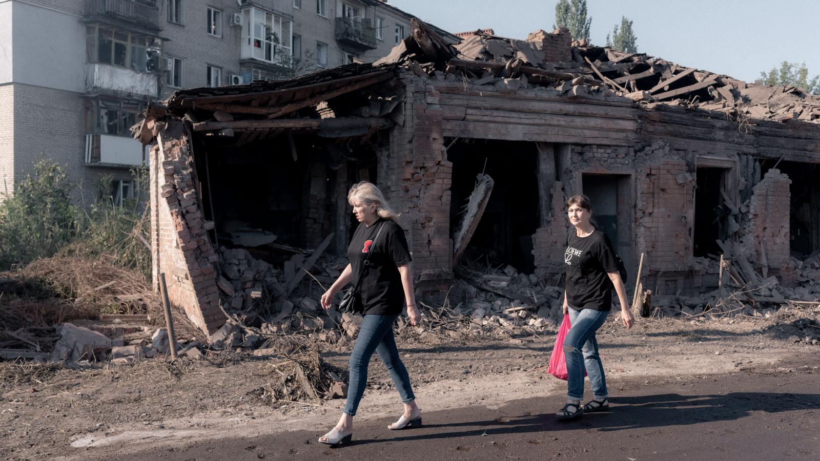 Illusztráció: Civilek egy lebombázott utcában Szlovianszkban, a Donbász egyik központjában 