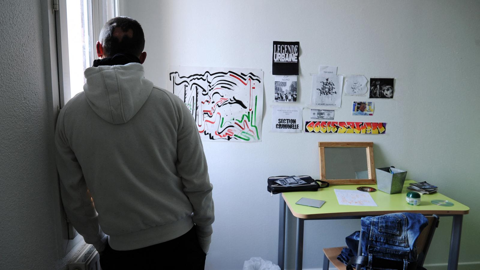 Egy többszörös visszaeső fiatalkorú a Valence külvárosában lévő Zárt Oktatási Központban (Centre éducatif fermé – CEF). Franciaországban összesen 44 ilyen intézmény működik. A fiatalok egyebek mellett azt sajátítják el, hogyan kerülhetik el a börtönt