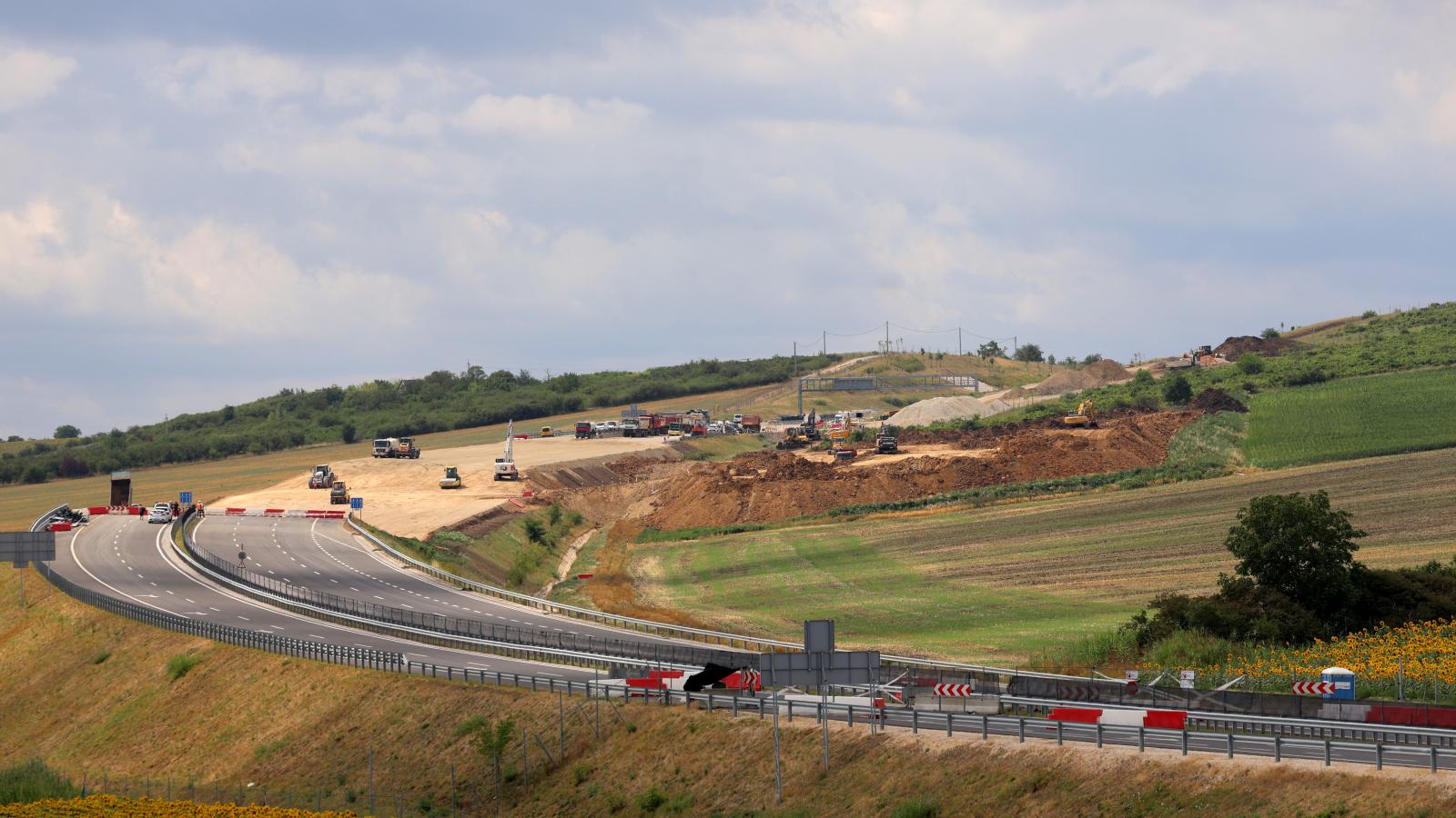  M30-as autópálya Szikszó és Miskolc közötti szakaszának helyreállításán Szikszó határában 2025. július 16-án.