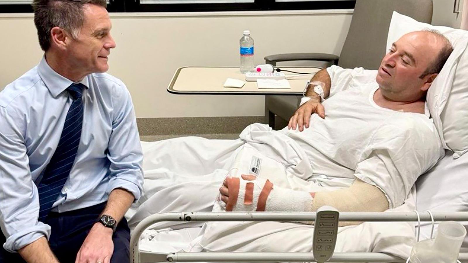 Ahmed al-Ahmedet a kórházban Chris Minns új-dél-walesi miniszterelnök is