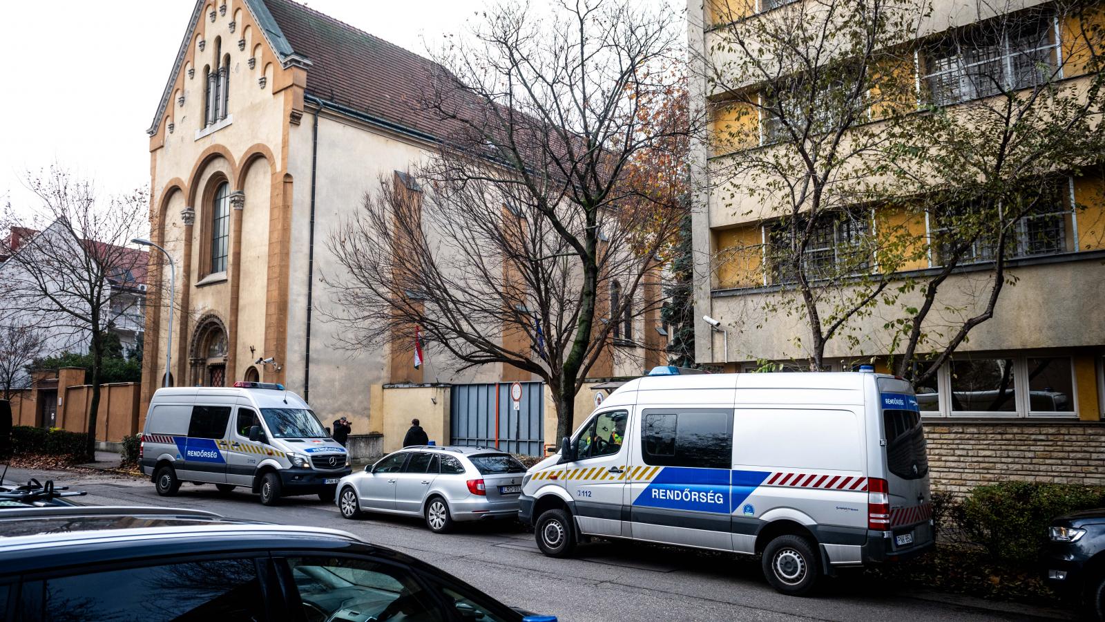 Komoly erőkkel vonultak ki a hatóságok az intézethez