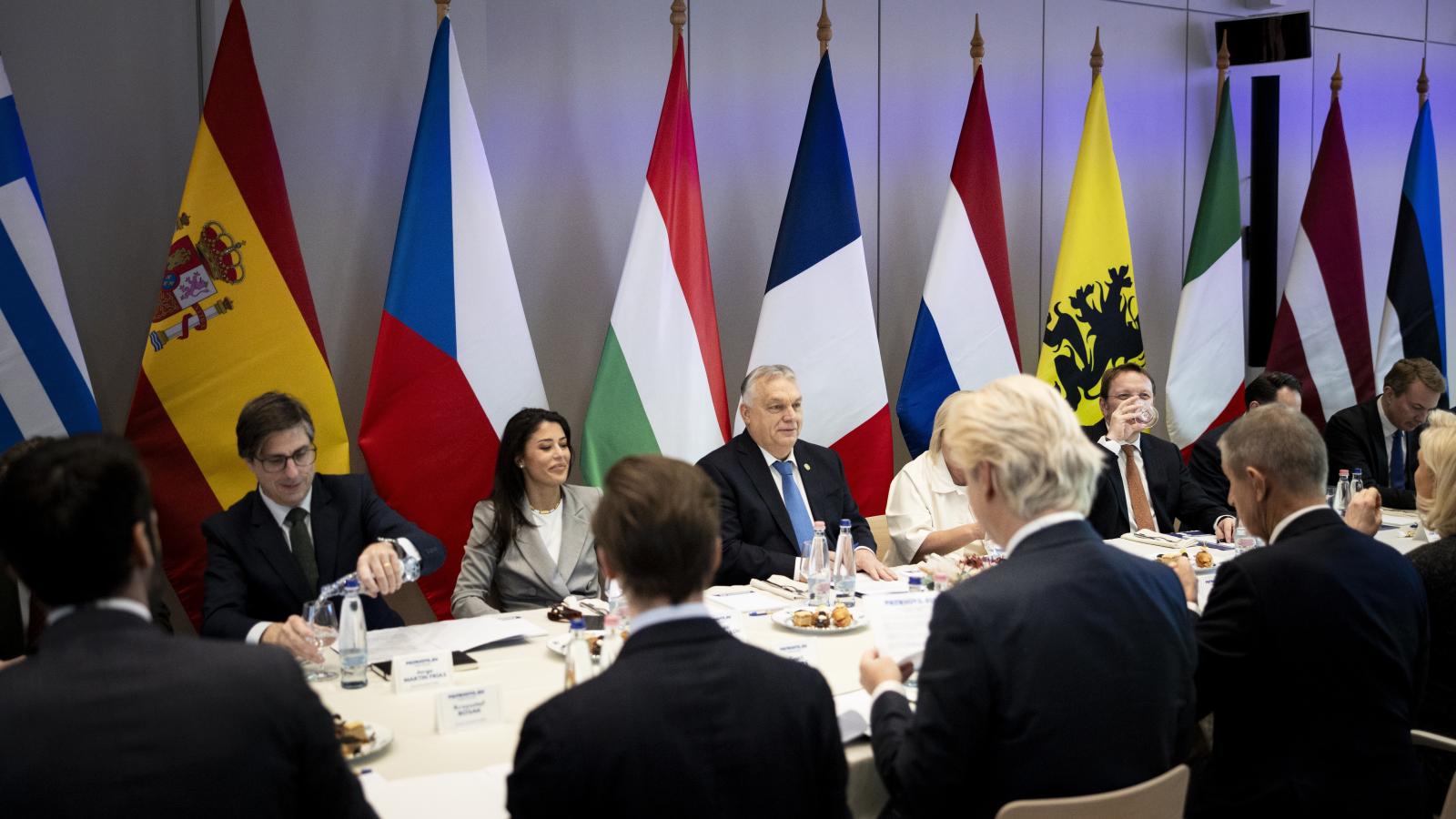 Orbán Viktor az EU-csúcs előtt tartott vezetői találkozón Brüsszelben december 17-én.