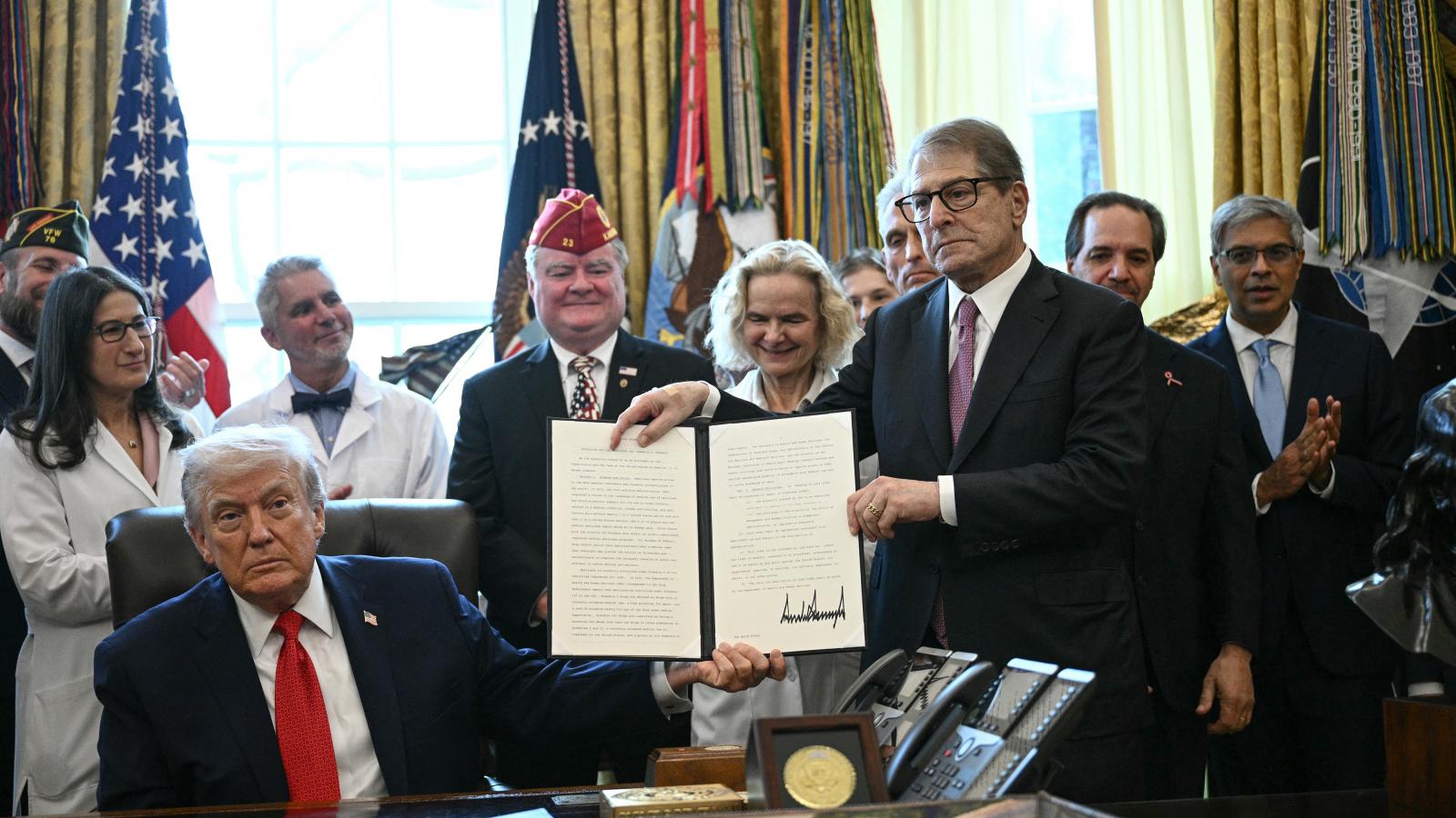 Donald Trump és Howard Kessler, tartják a marihuánára vonatkozó korlátozások enyhítéséről szóló elnöki rendeletet december 18-án.