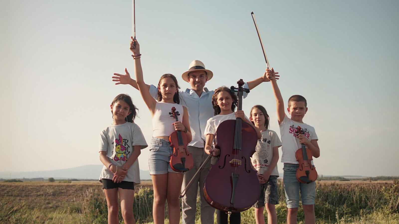 A Danubia Zenekar és a Magyar Máltai Szeretetszolgálat közös zenei szociális-integrációs programjának csendes állítása, hogy a kulturális kirekesztés legalább akkora probléma, mint az anyagi és szociális kirekesztés
