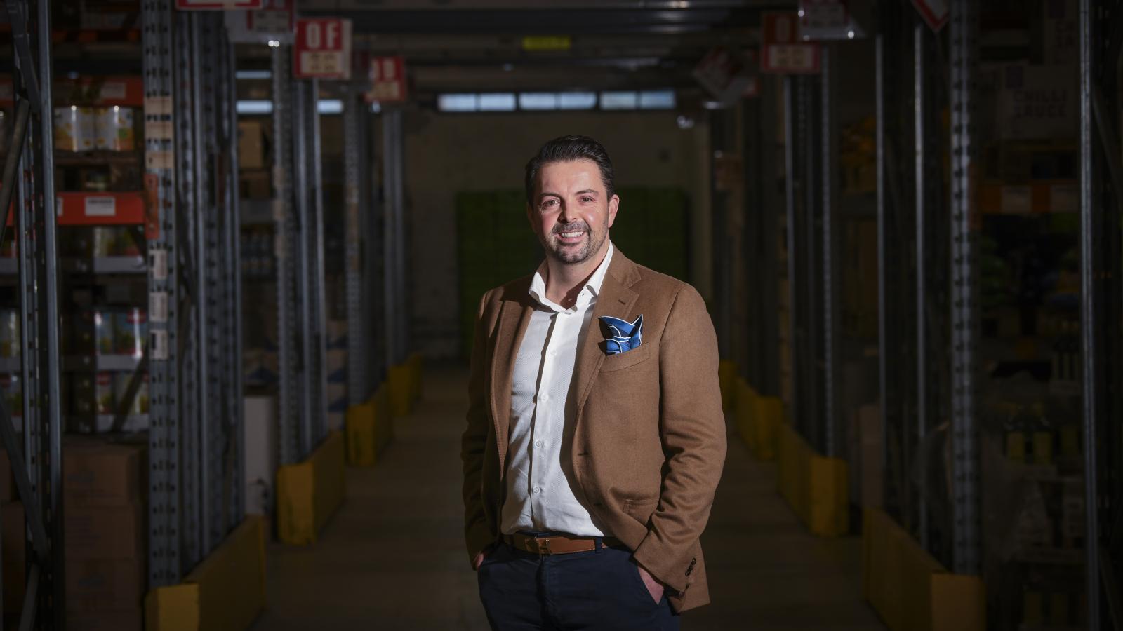 Magyarországon sokszor nem azért magasak az árak, mert túl nagy a kereslet. Itt az a probléma, hogy kevesebb emberen szeretnék sokan megkeresni ugyanazt a pénzt, amit máshol sokkal nagyobb forgalomból lehet