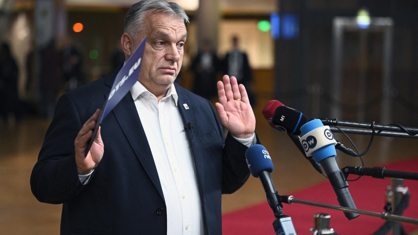 Orbán a szerinte jól fejlett mellizmait is megemlítette a sajtótájékoztatón