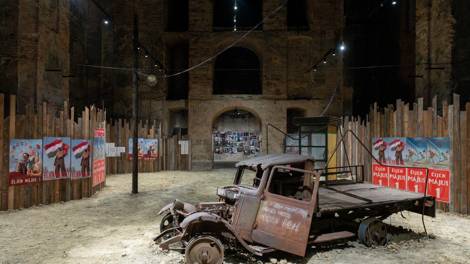 A Kiscelli Múzeum templomterét úgy rendezték be, mintha 1957-ben járnánk egy palánkkal körbevett grundon