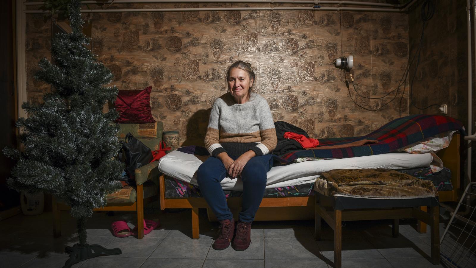 Műfenyő, az ágyon pedig normális matrac van az albérletben