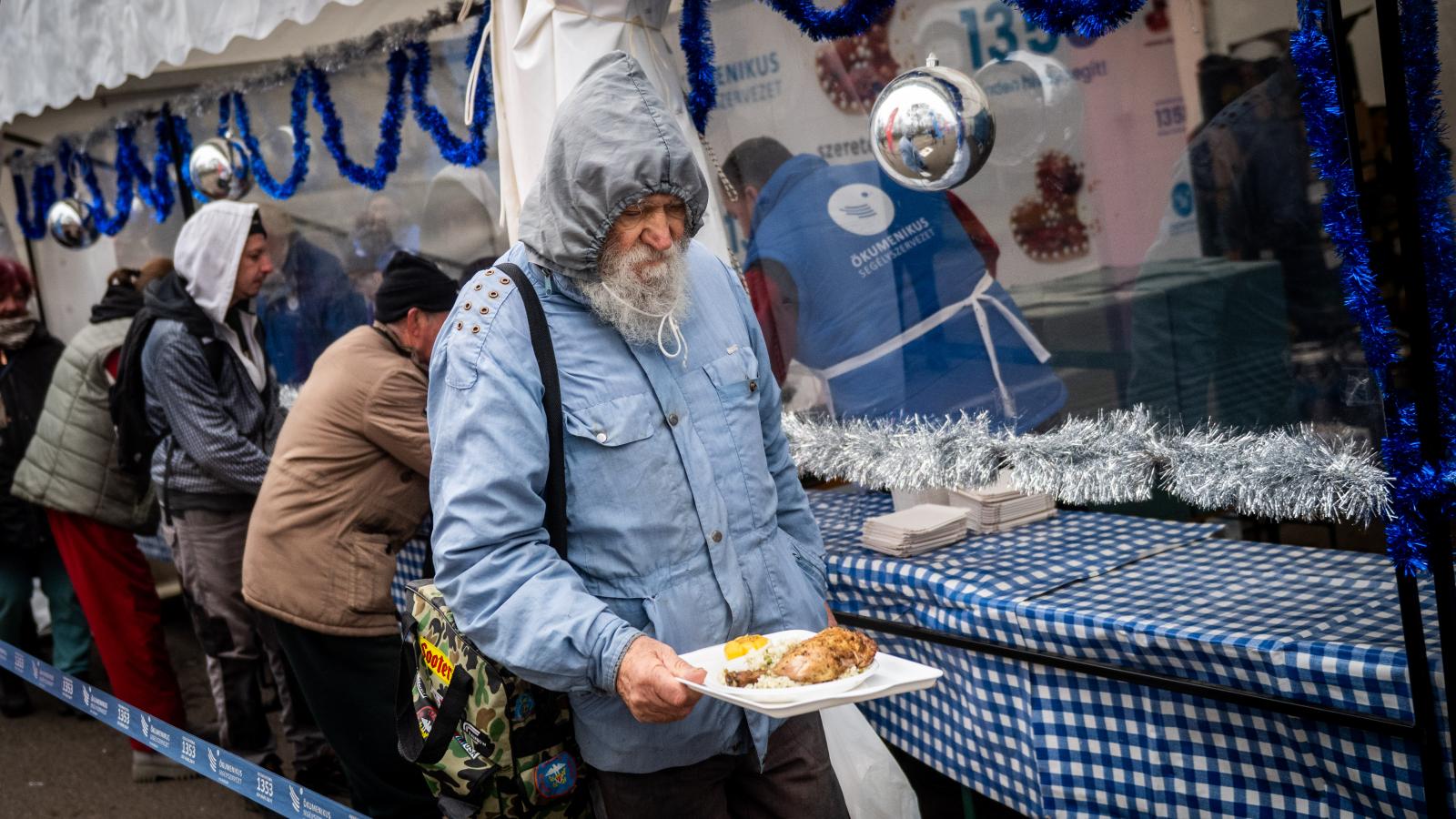  Ételosztás Csepelen az Ökumenikus Segélyszervezet szervezésében