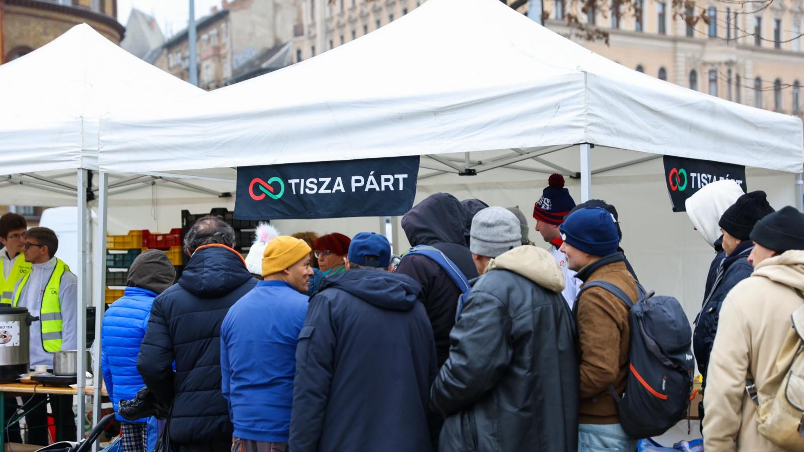 Résztvevők a Tisza Párt Blaha Lujza téri ételosztásán 
