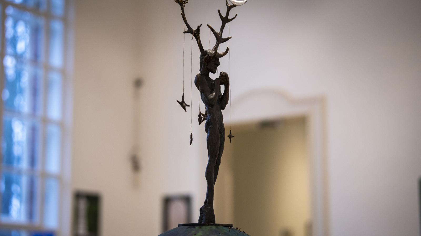 Kő Pál az ábrázolni kívánt alakokat rendhagyó módon jelenítette meg