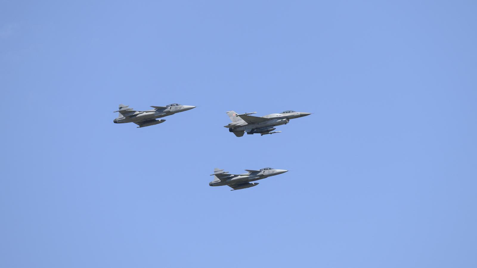 Képünk illusztráció, a lengyel légierő egyik F-16osa két Gripen kíséretében egy 2025. augusztus 15-i légibemutatón
