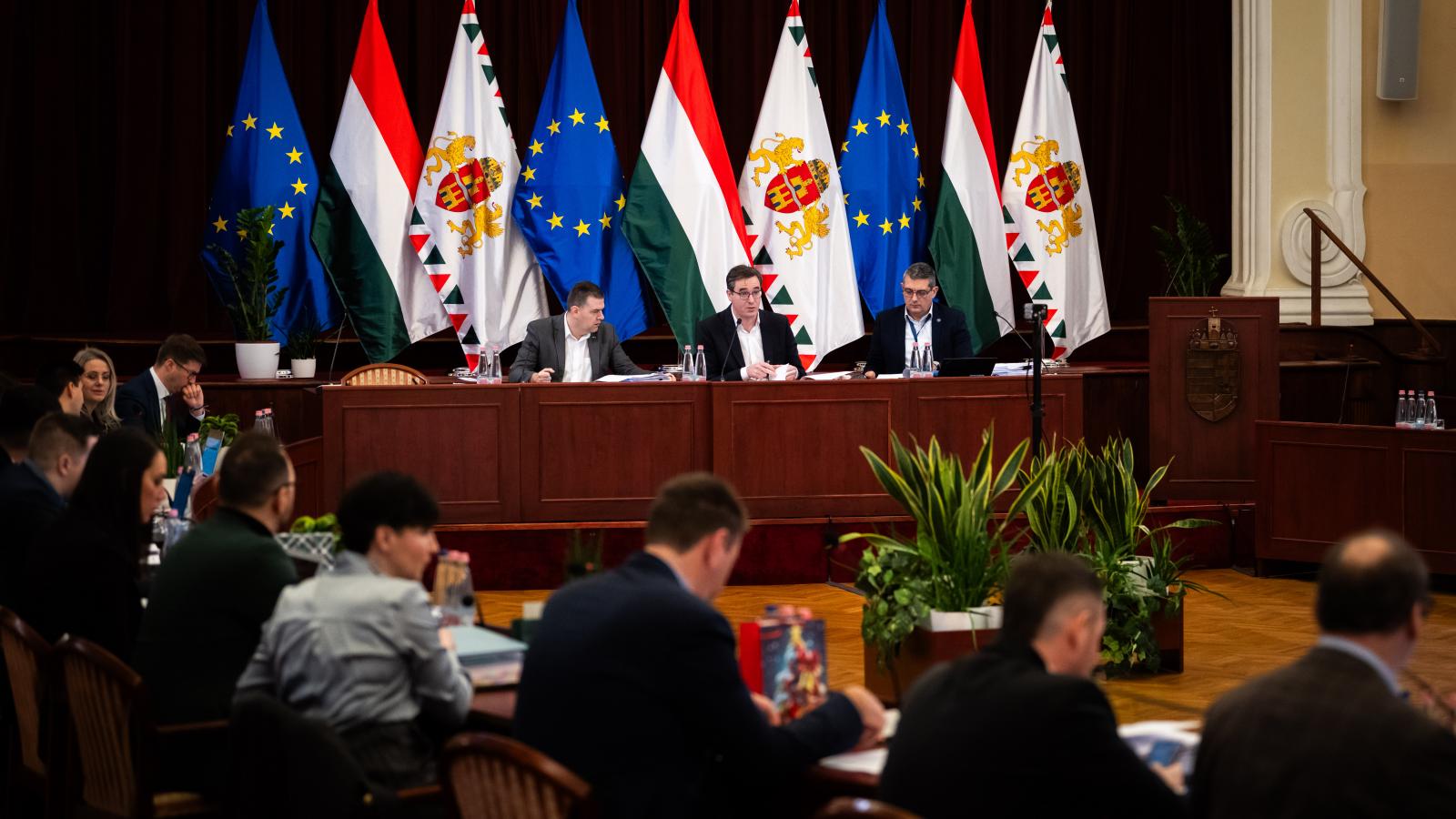 Ülésezik a közgyűlés. Sára Botond főispán a képviselők nélkül is kérheti a hitelfelvételt