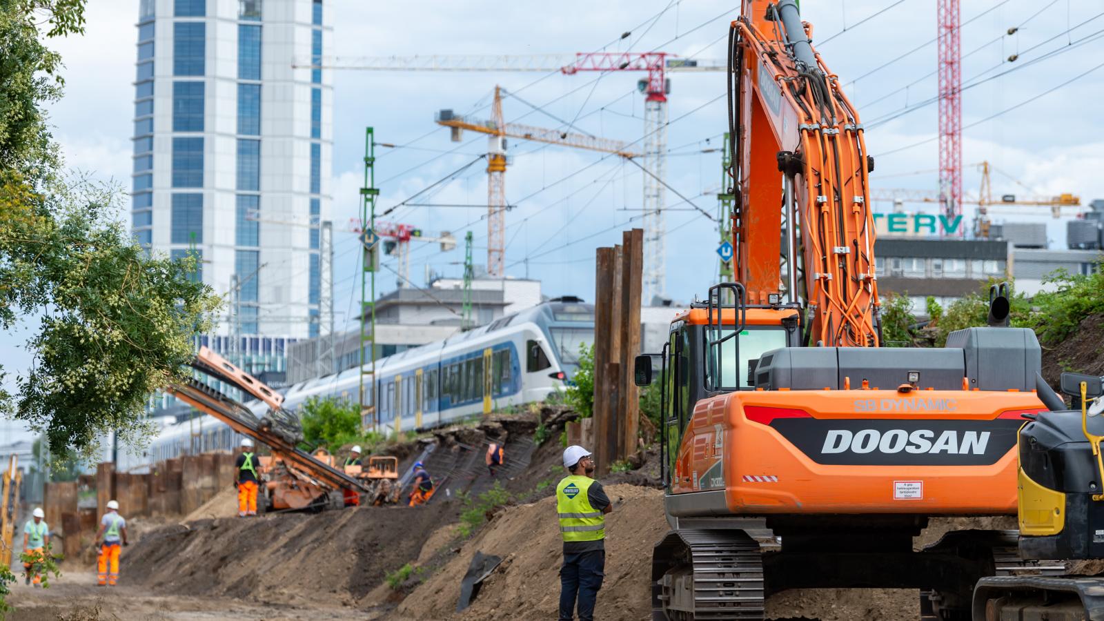 Kelenföldön sorban vágták ki a fákat a beruházás során