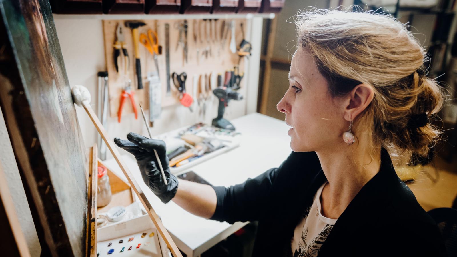 Gőgös Ágota festményrestaurátor akár több hordozóra, mint fatáblára vagy vászonra készült művet is tud korrigálni