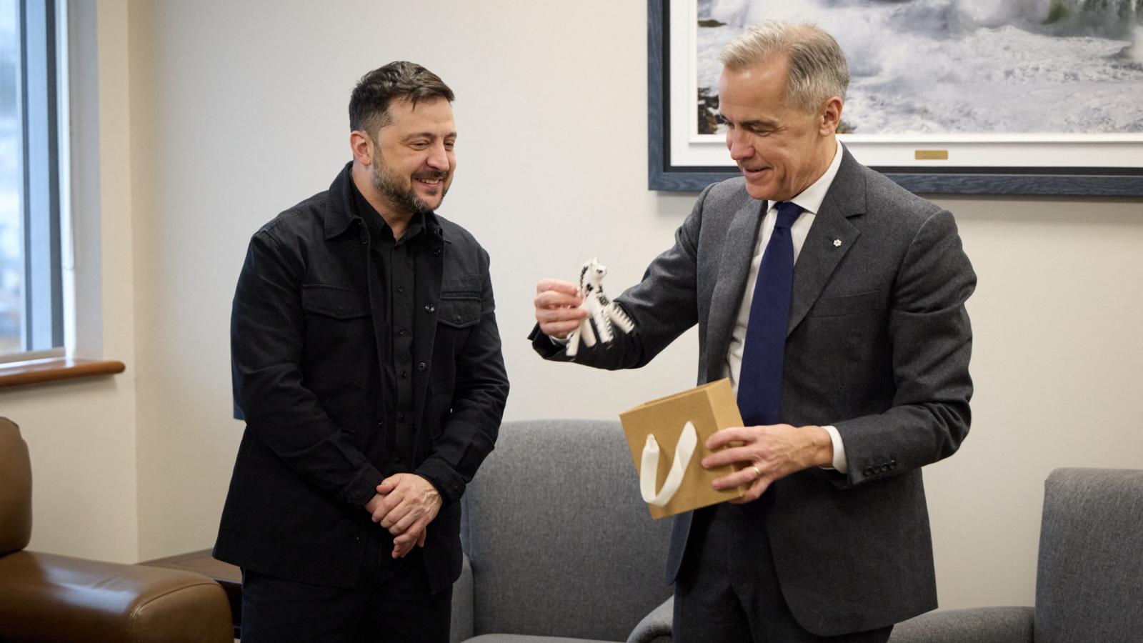 Volodimir Zelenszkij és Mark Caney szombaton Halifaxben