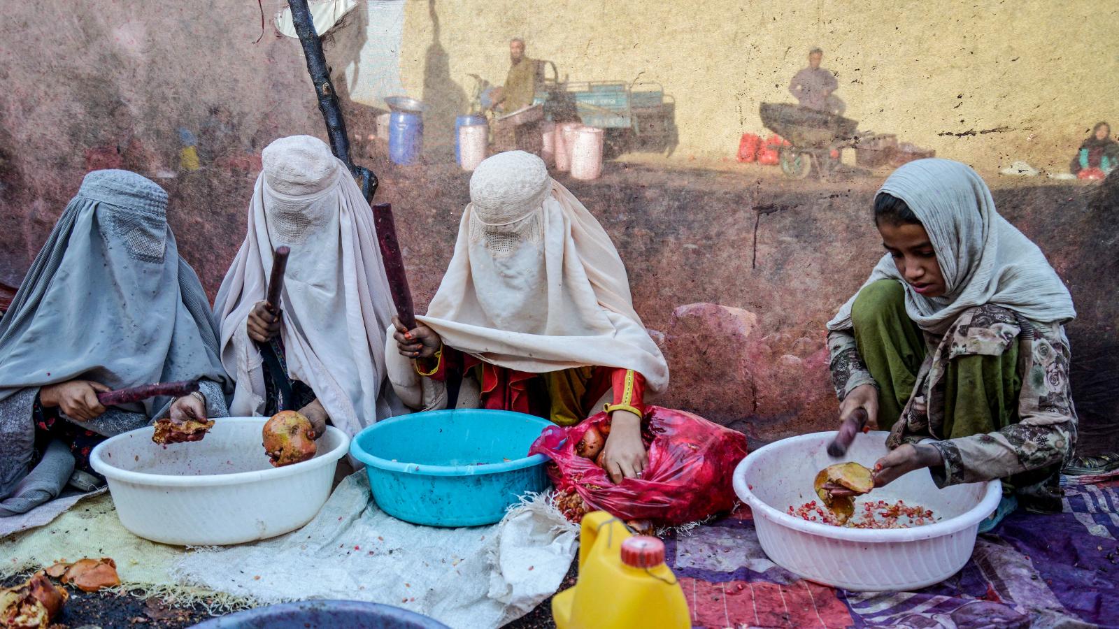 Az oktatásból kirekesztett, munkához alig jutó afgán nők már egymással sem beszélhetnek nyilvánosan