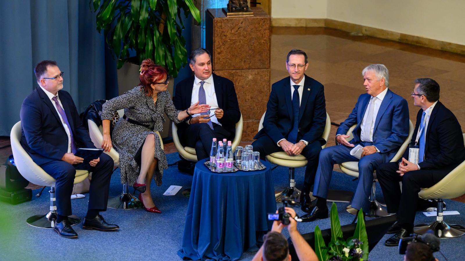 Windisch László, Hegedüs Éva, a Magyar Közgazdasági Társaság fõtitkára, Nagy Márton nemzetgazdasági miniszter, Varga Mihály, Pleschinger Gyula, az MKT elnöke és Horváth Gábor Veszprémben 2025. szeptember 4-én