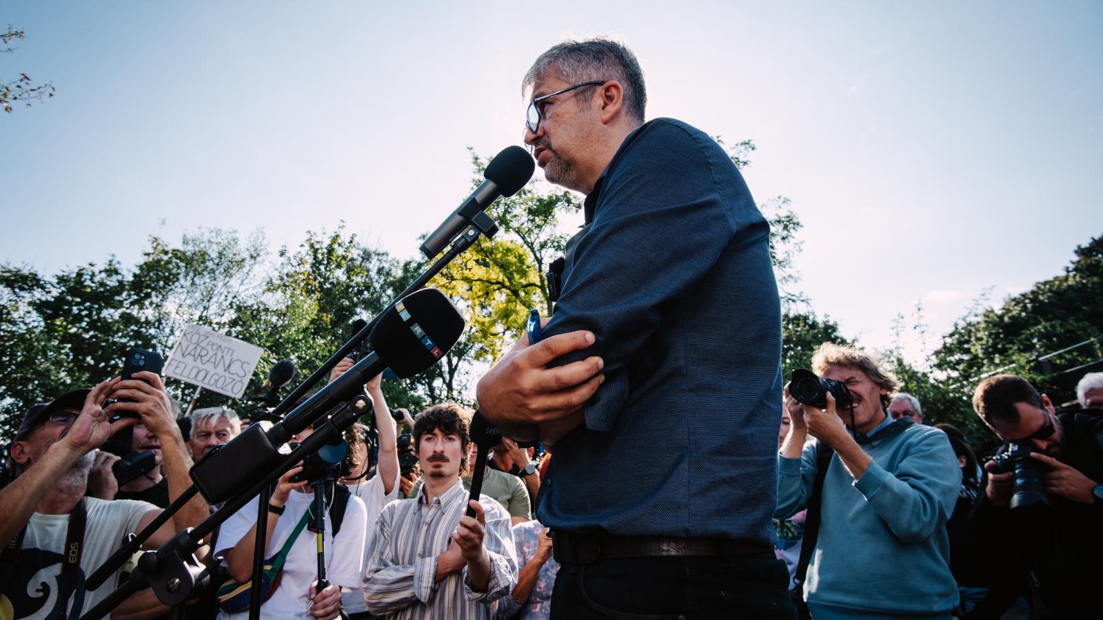 Hadházy Ákos demonstrál a hatvanpusztai birtok előtt szeptember 27-én 