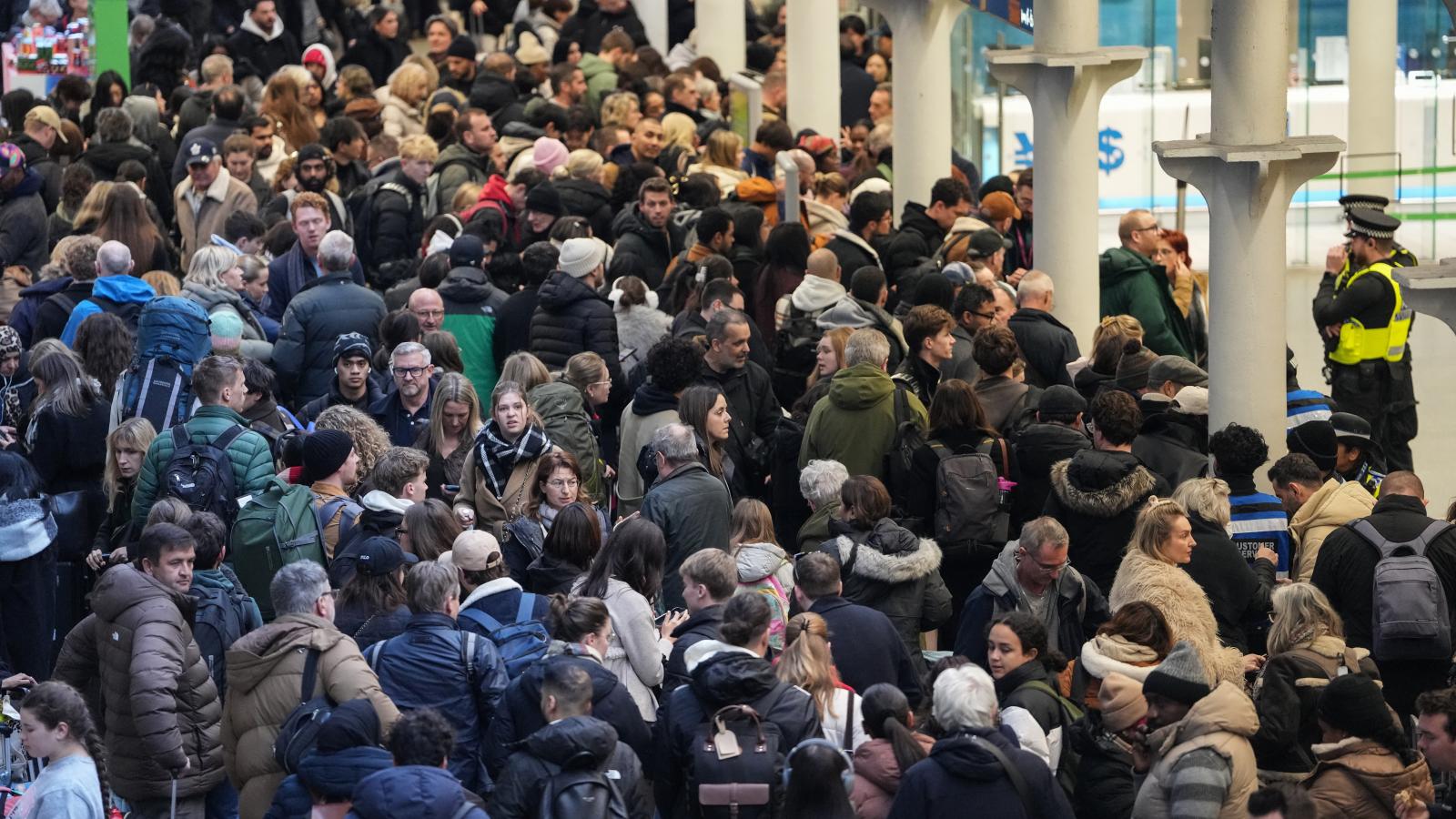 Tömegjelenetek a londoni St. Pancras pályaudvaron. 