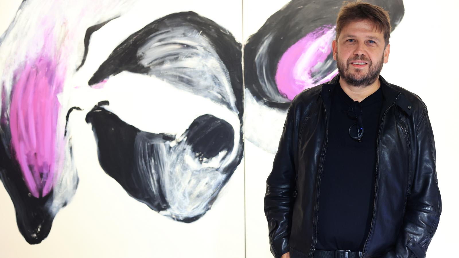 Részegh Botond figuratív beállítottságú festőnek tartja magát, de a képei absztrakcióba hajlanak