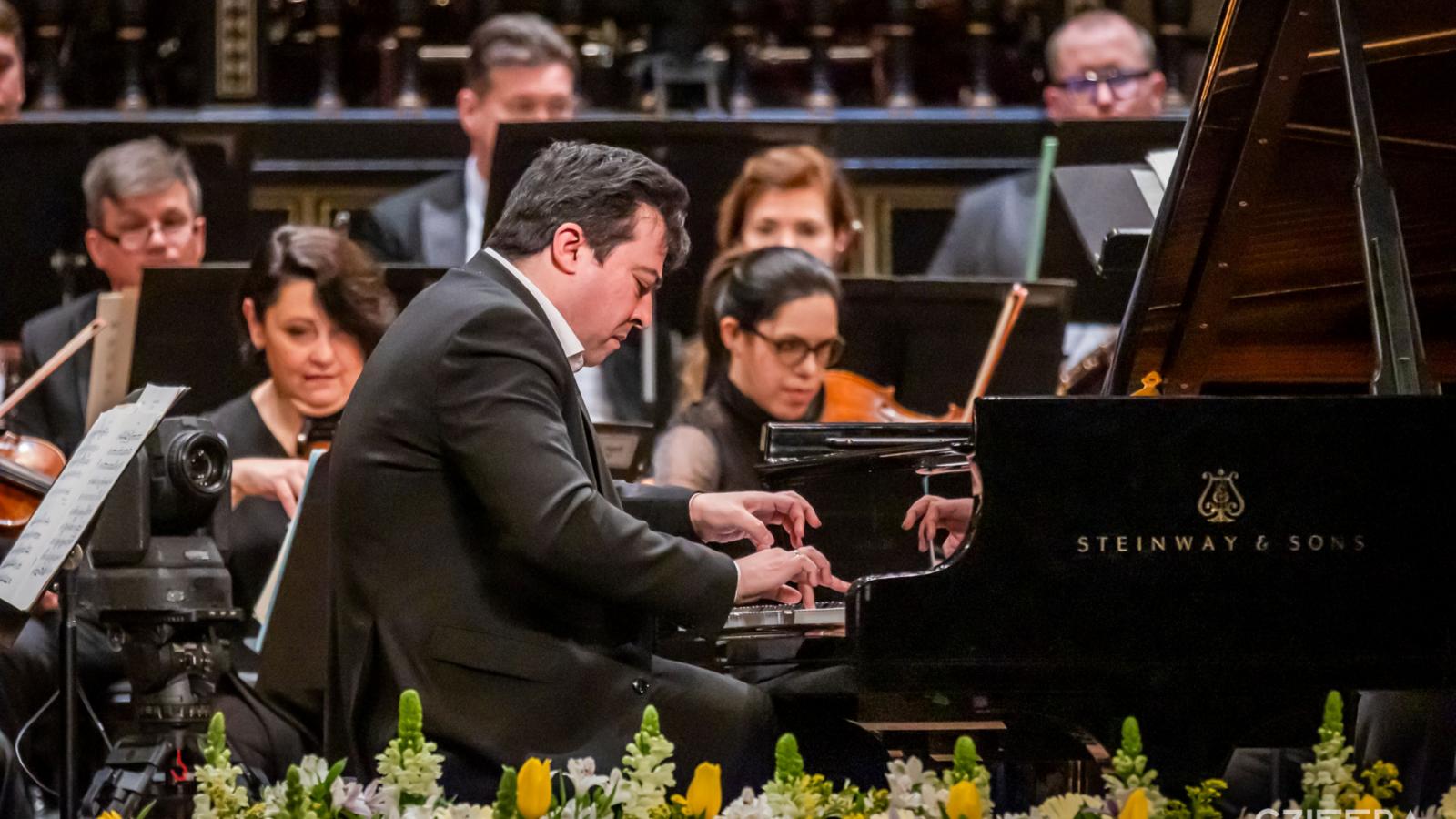 Az is előfordul, hogy a koncerten kívánságműsort hirdet