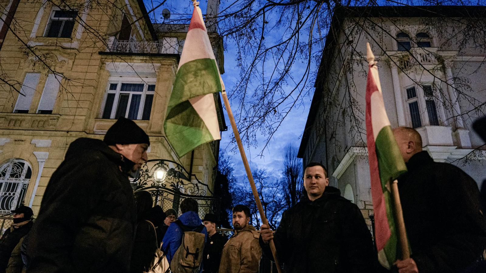 Tiltakozók a budapesti szlovák nagykövetség előtt január 3-án