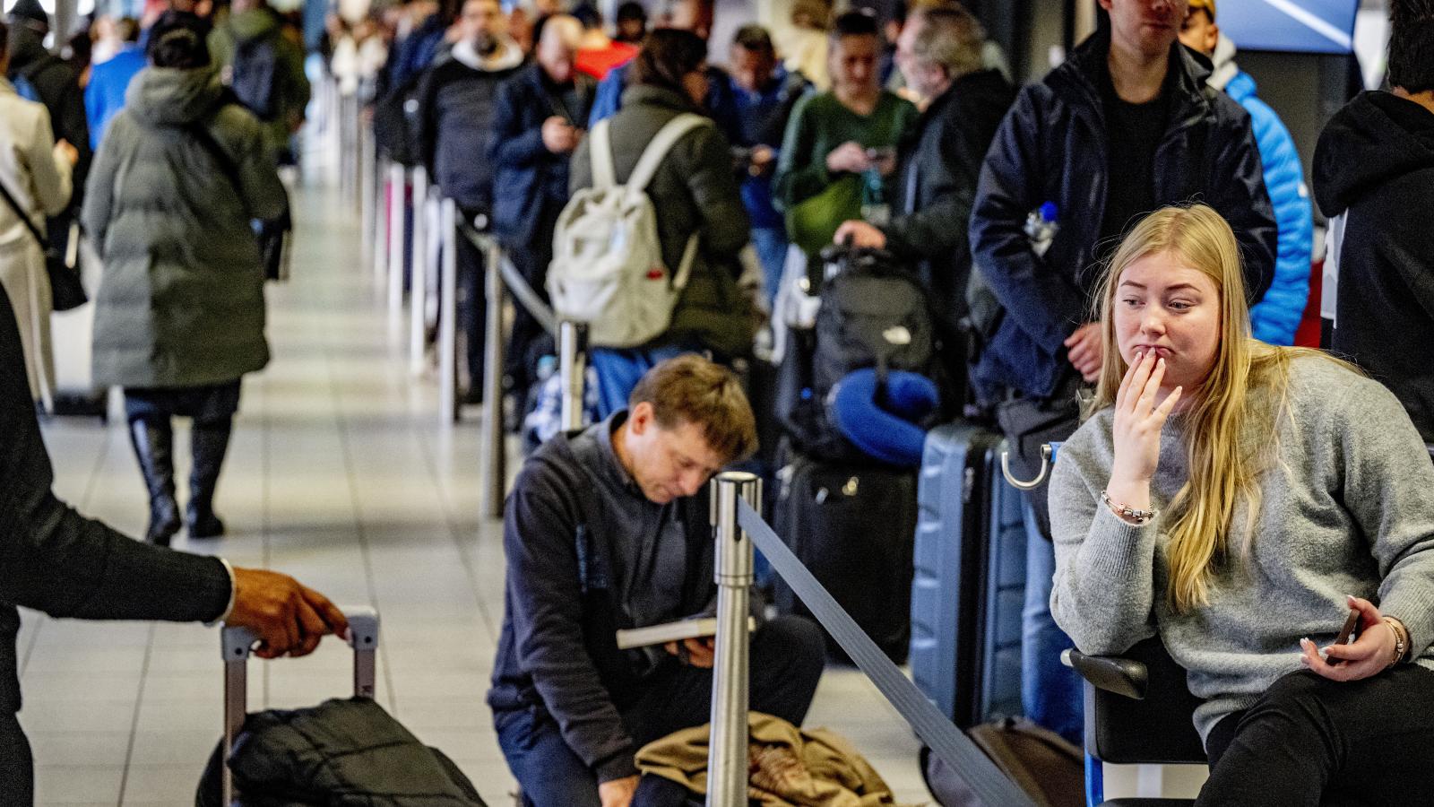 Várakozó utasok az amszterdami repülőtéren január 6-án