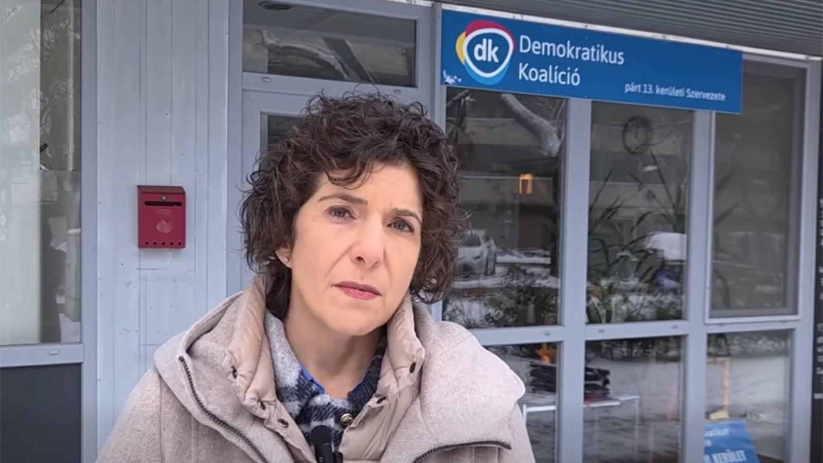 Dobrev Klára az újlipótvárosi DK-iroda előtti sajtótájékoztatóján