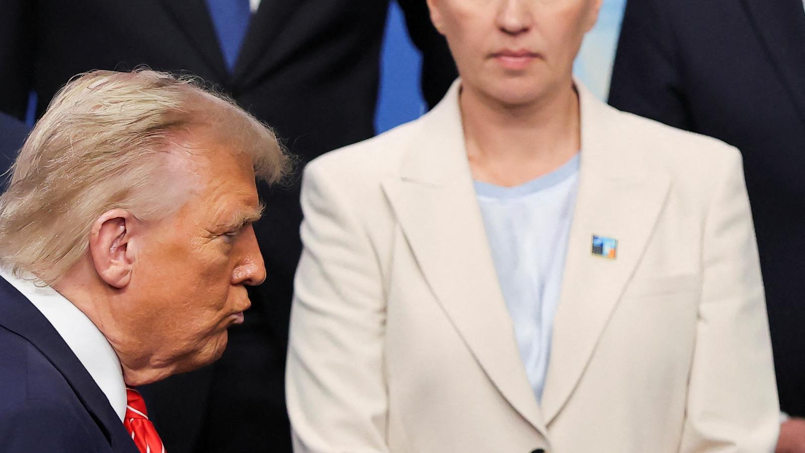 Mette Frederiksen dán miniszterelnök Donald Trump mögött egy NATO-ülésen