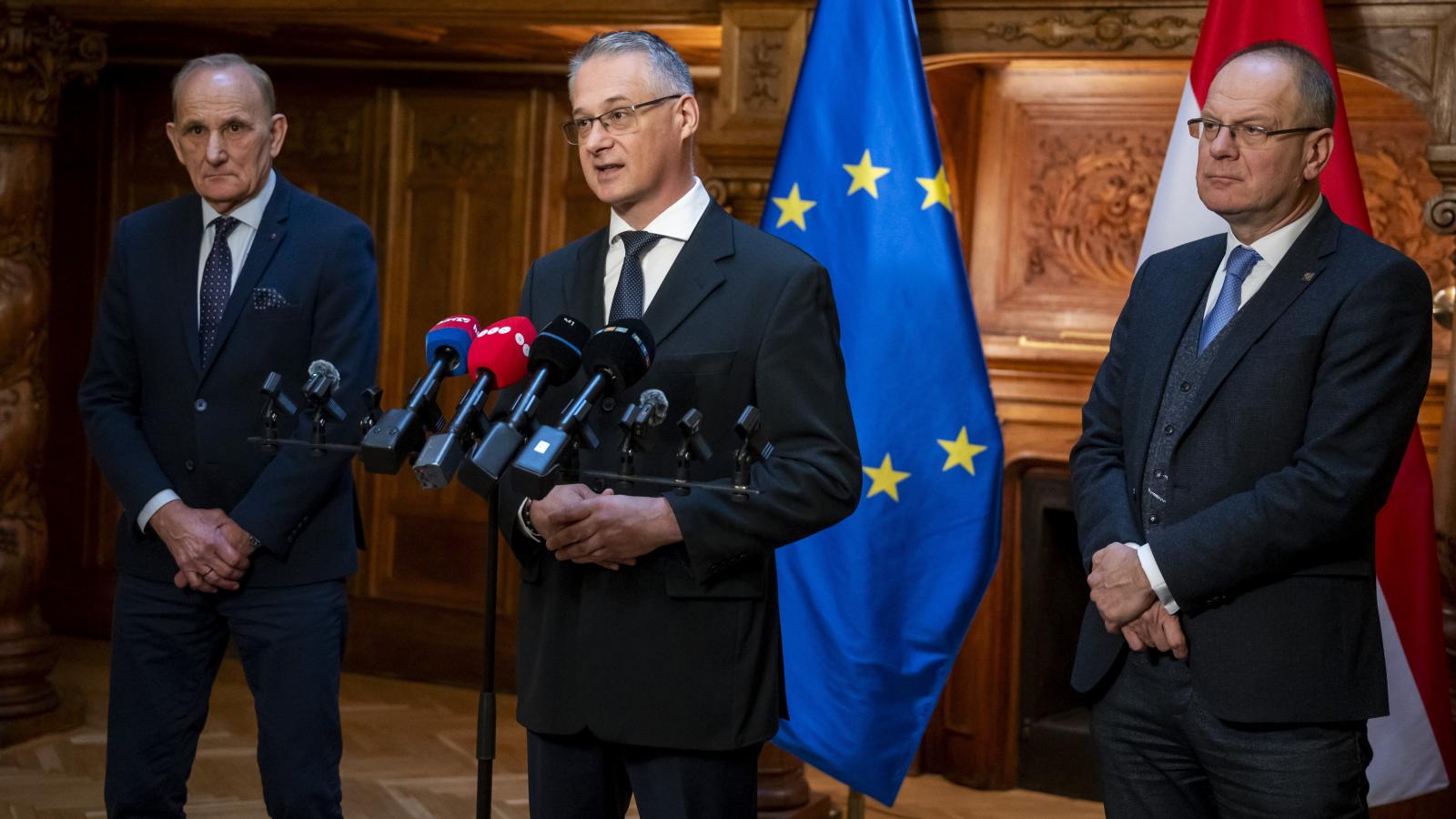 Gémesi György, a MÖSZ elnöke, Gödöllõ polgármestere, Hanusi Péter, a TÖOSZ elnöke, Mátészalka polgármestere kedden Navracsics Tiborral