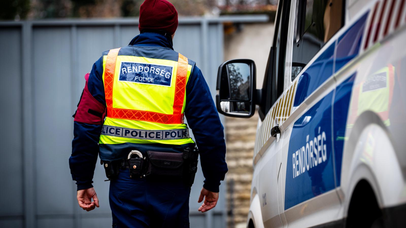 Rendszeres ellenőrzés. A rendőrök „riportot” készítenek a gyerekekkel és az ott dolgozókkal