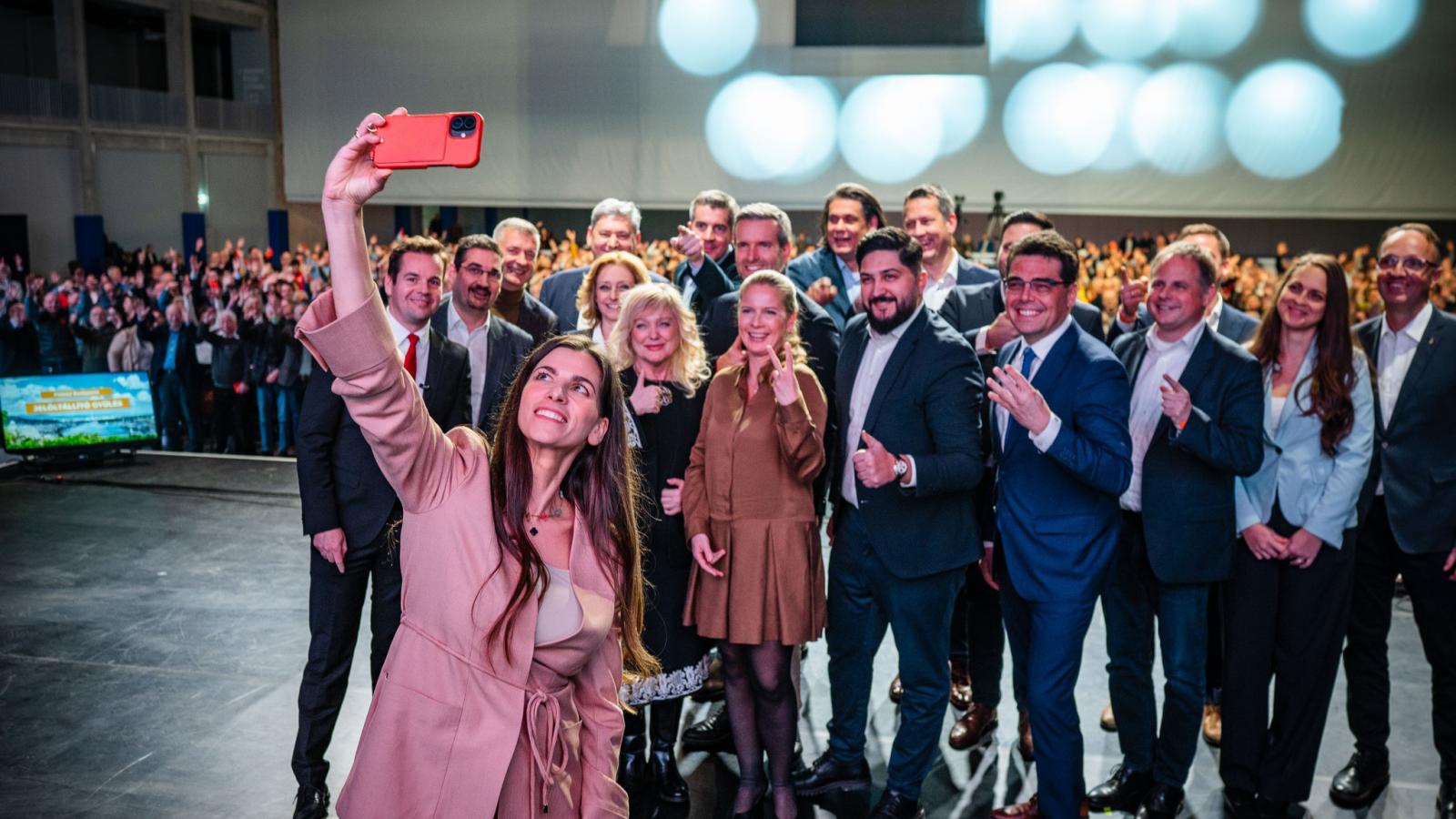 Szentkirályi Alexandra,
a Fidesz budapesti elnöke tűzbe teszi
a kezét
a jelöltekért